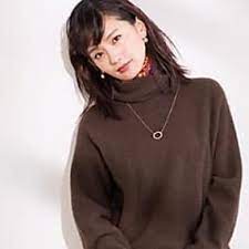 茶色の服がリッチに見えるか地味に見えるか それはリップが原因だった 茶色の服 茶色のセーター 茶色 セーター