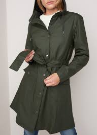 Based on an early initiative to interpret the traditional rubber raincoat in a novel way, the company has, since… Rains 1206 Curve Regenjacke Mit Reissverschluss De Bijenkorf