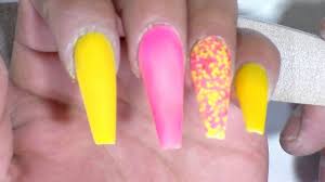 Las uñas acrílicas son el resultado de la combinación de líquido (monómero) y polvo acrílico (polímero). Unas Acrilicas De Colores Con Cofetis Neon Youtube