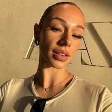 Zwanetta Fox (@zwanettafox)