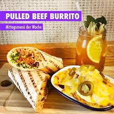 Im Mittagsmenu Der Pulled Beef Burrito Mit Schwarzen Bohnen Reis Tomaten Paprika Jalapenos Salat Kasesauce Und Limettencreme Bohnen Limettencreme Und Schwarze Bohnen