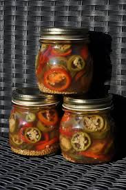 Eingelegte Jalapenos Sind Eine Gute Variante Um Jalapenos Haltbar Zu Machen Die Jalapenos Werden In Scheiben Geschn Chili Einlegen Einlegen Lebensmittel Essen