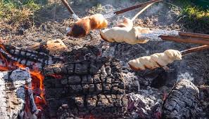 schlangenbrot einfaches rezept fur knuspriges brot am stock