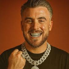 Alan Favela (@favelaalan_)