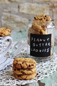 Preleva un cucchiaio di impasto e. Biscotti Al Burro Di Arachidi E Gocce Di Cioccolato 2 Amiche In Cucina
