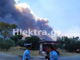 Σε εξέλιξη βρίσκονται πυρκαγιές στην κορινθία, ενώ πυροσβεστικές δυνάμεις από εδάφους και αέρος, προσπαθούν να κρατήσουν τις φλόγες μακριά από κατοικημένες περιοχές. Mainetai H Fwtia Stis Kexries Korin8ias Se 12 Xlm To Metwpo Katastrofes Se Spitia In Gr