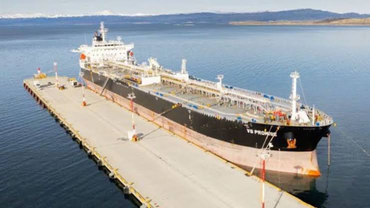 Tensión en Ushuaia: Tierra del Fuego cuestionó la presencia de un petrolero británico