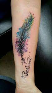 Federn lassen sich aber auch rasch zerstören und sie fliegen. 1001 Ideen Und Bilder Zum Thema Aquarell Tattoo Und Seine Bedeutung Aquarell Tattoo Tatowierungen Feder Tattoo Ideen