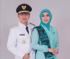 Terkait ott ini, bupati nganjuk novi rahman hidayat tengah menjalani pemeriksaan intensif oleh tim kpk memiliki waktu 1×24 jam untuk menentukan status hukum novi rahman hidayat dan. Bupati Yang Fenomenal Novi Rahman Hidayat Pegiat Literasi Com