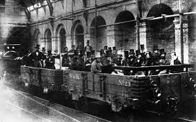 Tunelul principal este cel mai adanc din lume, fiind sapat la 60 m adancime. 6 August 1863 Primul Metrou Din Lume Un SanÅ£ Acoperit De 6 Kilometri Antena 1