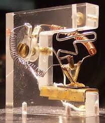 File:nachbau Des Ersten Transistors.jpg - Wikimedia Commons