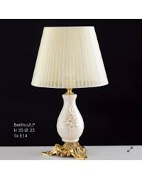 Quelle che abbiamo scelto di mostrarvi sono tutte lampade utilizzate per illuminare i comodini posti ai due lati del letto, quindi posizionate in modo da creare una sorta di cornice al letto stesso. Lampada Da Comodino Classica Ottone Ceramica Capodimonte Lorussolampadari It