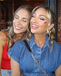 Kaitlin Everett's Instagram, Twitter & Facebook