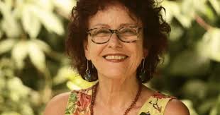 Escritora Roseana Murray é atacada por pitbulls no RJ; estado é grave