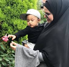 Saharul ridzwan kurus kerana terkena sihir? Saharul Ridzwan Abadikan Nama Isteri Qaabila Pada Jenama Tudung Labuh Jualannya Sweetnya Pa Ma