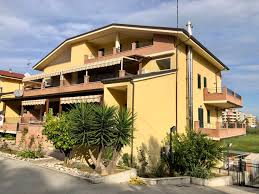 Su eurekasa trovi annunci immobiliari ricercabili per prezzo e hai la possibilità di entrare in eurekasa ti permette di cercare tra decine di migliaia di annunci immobiliari di case e appartamenti, immobili residenziali e commerciali in affitto e in vendita. Mansarda Cod 525
