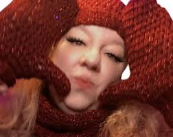 Gehäkelte Damen Winter Mütze und Handschuhe in dunkelrot funkeln, gehäkelte  Wintermütze, gehäkelte Handschuhe, Damen Winter Set