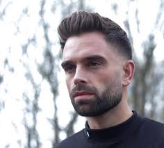 Tagli capelli uomo con ciuffo. Capelli Uomo Il Taglio Maschile Di Tendenza E Con Ciuffo E Sfumato Foto