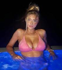 Victoria Rozmajzl en la playa con traje de baño rojo - ColorMusic