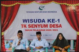 Dewi lestari bangga sang anak yang lulus dengan hasil presentasi tugas akhir soal kesehatan mental. Dewan Pendidikan Menghadiri Wisuda I Tk Senyum Desa Terbitan Com