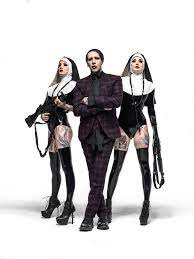 Rocker marilyn manson surrendered to police in los angeles last week in connection with a 2019 arrest warrant out of new hampshire where he allegedly assaulted a videographer at a concert. Perou On His Most Striking Marilyn Manson Photos British Gq
