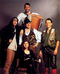 Brenna tuats guat, suach da an åndern, indianer, i versteh. Da Juchitzer Hubert Von Goisern Und Die Alpinkatzen Last Fm