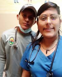 Cómo las hormigas, trabajamos en equipo🙌✨ Foto 1- La señora Marisela es  parte de la comunidad indígena de Kanaimö, fue la encargada de ayudarnos a  cocinar en nuestros días de jornada. Cómo