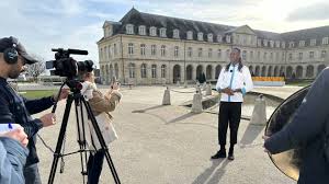 Le chef Mory Sacko en tournage à l'abbaye aux Dames, à Caen, pour  l'émission « Cuisine ouverte »