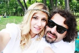 Are o carieră de succes, este un bărbat împlinit pe toate planurile și o familie perfectă. Dana Rogoz A Implinit Un An De Casatorie Cum A Petrecut Vedeta Nunta De Hartie Foto