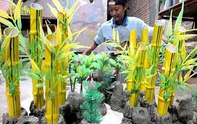 Beberapa di antaranya adalah bingkai foto, pot, dudukan lampu, hingga hiasan dinding yang akan kita bahas kali ini. Plastik Dan Kertas Diolah Jadi Ornamen Akuarium