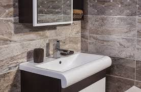 On peut faire la pose de lambris mural en bois dans une chambre de bain, mais il faut qu'elle soit bien ventilée, et qu'une bonne protection. Quand Le Travertin S Invite Dans La Salle De Bain La Maison Saint Gobain