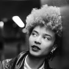 Con su voz, la joven cantante Connie Constance hace perder la cabeza a  cualquiera.LOFF.IT Vídeo, letra e información.