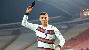 125 385 013 · обсуждают: Wm Quali Cristiano Ronaldo Wirft Kapitansbinde Weg Fussball International Sport Bild