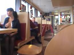 au restau elle le branle sous la table avec les pieds blog voyeur