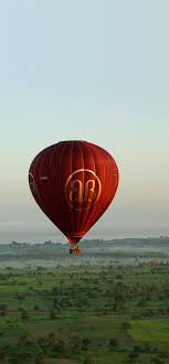 Evidemment la montgolfière n'est pas une science exacte et ils ne savent pas s'ils vont devoir je peux en faire quand ? Birmanie Bagan Montgolfiere Beatriz Aebischer Beatriz Aebischer
