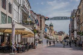 Fiume è collegata con tutte le grandi città in croazia e in europa per mezzo di linee di autobus internazionali e nazionali. Storia Di Fiume Croazia Aree Home Osservatorio Balcani E Caucaso Transeuropa