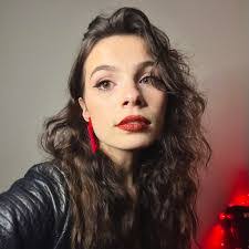 Maxine Cullen's Instagram, Twitter & Facebook