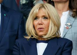 L'elysée avait en effet promis de clarifier son rôle public cette charte expliquera ainsi qu'elle n'est pas rémunérée mais aussi quels sont ses missions et les moyens. Bernadette Chirac Passe Le Flambeau Des Pieces Jaunes A Brigitte Macron Le Huffpost