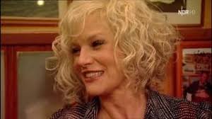 Ulubioną zabawką chłopca staje się blaszany bębenek. The Tin Drum Film Wikivisually