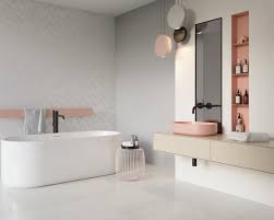 Vali, rangement mural pour salle de bain, métal gris et bois clair. 89 Design De Salle De Bain En Gris Et Blanc Tendances Pour 2019