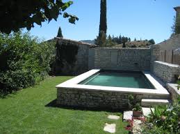 Un Joli Petit Bassin A L Abri Des Regards Realisee Par Marinal Www Piscines Mari Mini Piscine Piscine Hors Sol Beton Piscine Semi Enterree