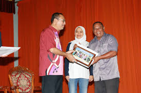 Sijil matrikulasi kementerian pendidikan malaysia. Galeri Anugerah Perkhidmatan Cemerlang Album Ybtm Kkmm Di Majlis Penyampaian Sijil Serta Bantuan Kepada Komuniti Ngo Hulu Terengganu Bersama Bakti Dan Program Sukan Bersama Rakyat Di Padang Memorial Batu