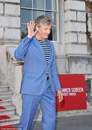 In the forests of the pacific northwest, a father devoted to raising his six kids with a rigorous physical and intellectual education is forced to leave his paradise and enter the world, challenging his idea of what it means to be a parent. Viggo Mortensen Cuts A Dapper Figure At Captain Fantastic Premiere With Matt Ross Daily Mail Online