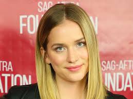 "You"-Star Elizabeth Lail im Interview