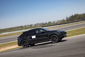Wireless charging for enabled mobile devices is added as part of the smartphone compartment option. Porsche Cayenne Topmodell 2021 Erste Fahrt Im Prototyp