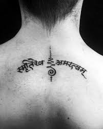 60 Sanskrit Tattoos Fur Manner Sprache Design Ideen Sanskrit Tattoo Tattoos For Guys Mens Shoulder Tattoo
