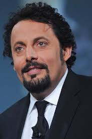 Enrico brignano, classe 1966, nasce a roma ed è un comico, cabarettista, showman, attore e regista italiano noto al pubblico per la sua grande intraprendenza e il suo grande talento. Enrico Brignano Movies Age Biography