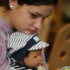 Windelwickeln üben an Baby-Puppen