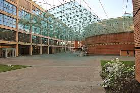 Il progetto, che si trova su un'ex area dismessa è un esempio di riqualificazione urbana. Banca Popolare Di Lodi And Auditorium Lodi Milan Italia Renzo Piano Renzo Piano Arquitectura Italia