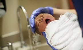 Why You Should Consider Delaying Your Newborn S Bath Mom Com